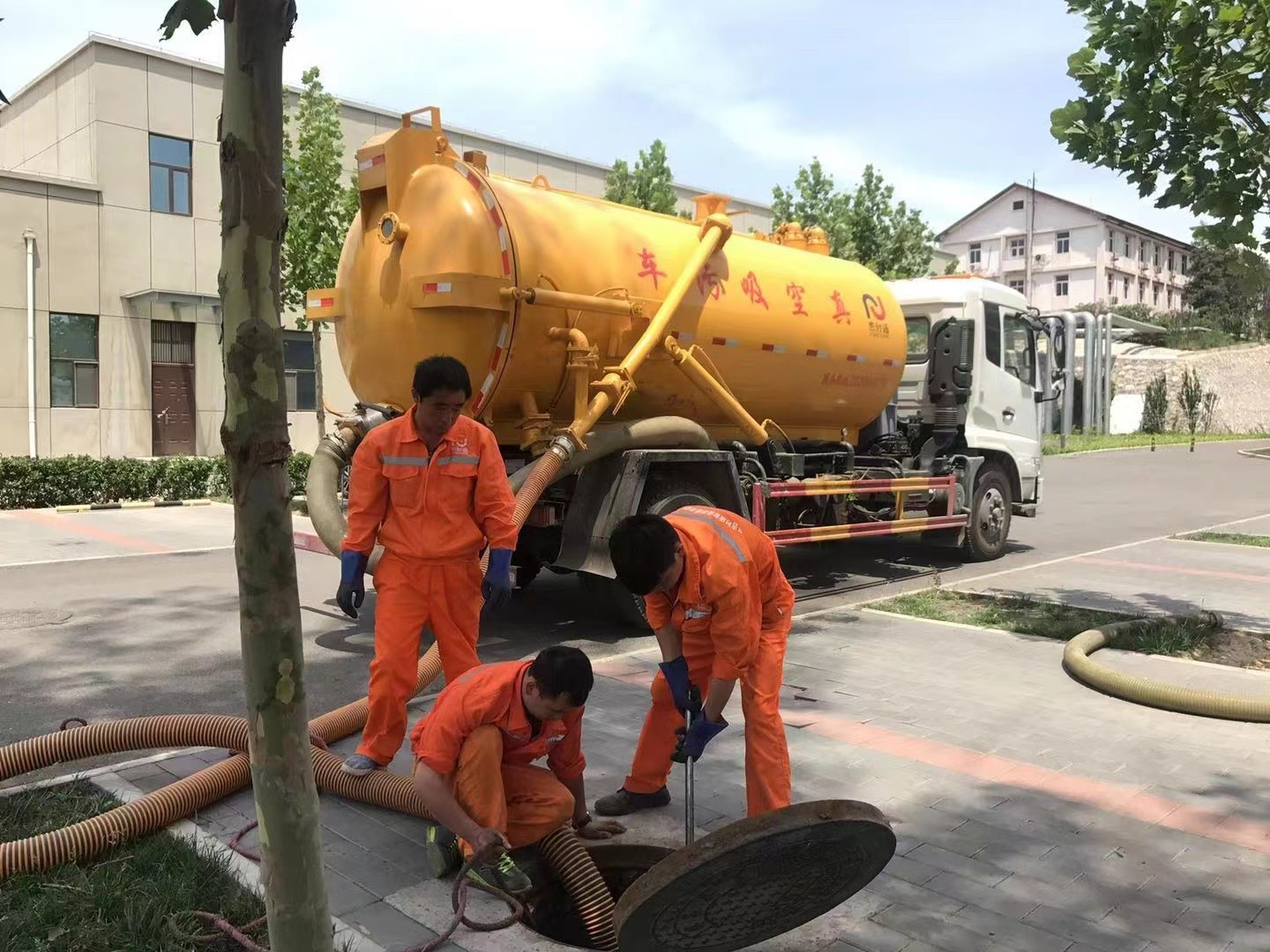 江南管道疏通车停在窨井附近