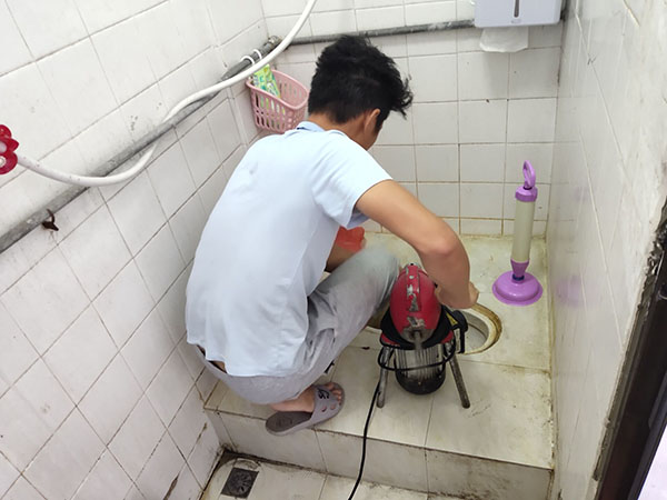 江南肥皂掉到马桶里把马桶堵住了怎么办？马桶堵住了怎么办