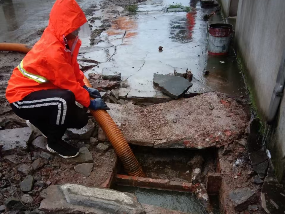 江南专业清理污水池 炜誉市政以规范流程守护城市 “肠道”