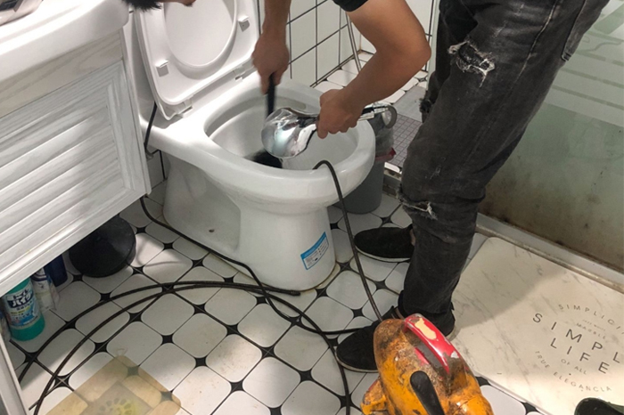 江南马桶堵塞自己疏通还是找师傅？专业上门服务让你省时更省心