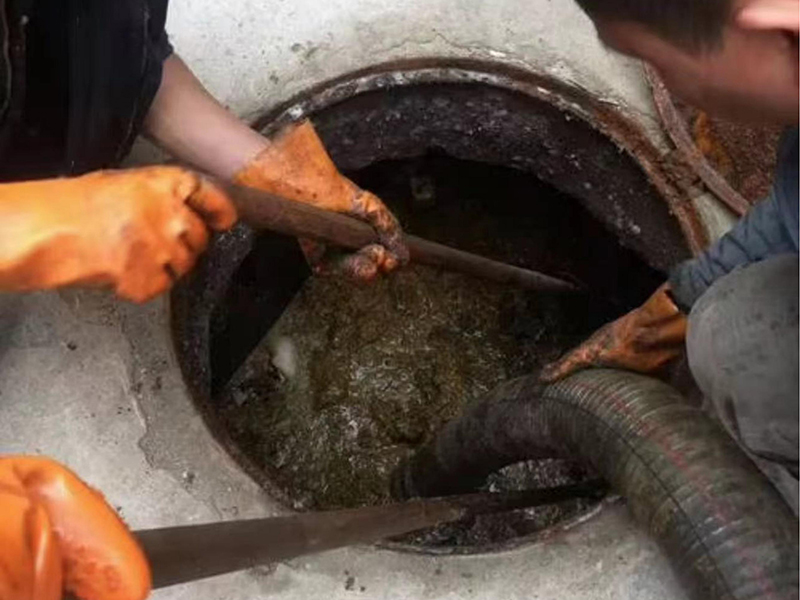 江南清理化粪池时如何避免沼气的危害？